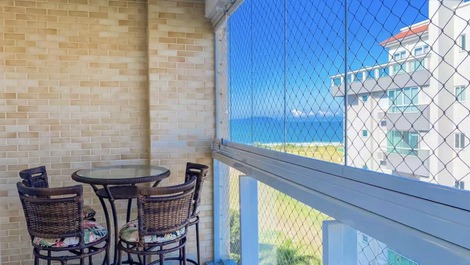 Excellent apartment with ocean view and condominium pool!