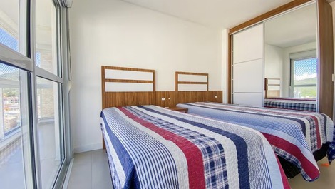 Excellent apartment with ocean view and condominium pool!