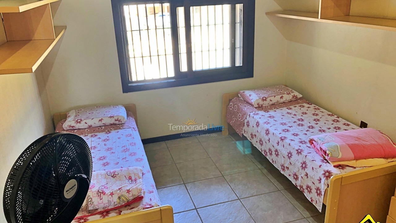 Casa para aluguel de temporada em Torres (Praia Grande)