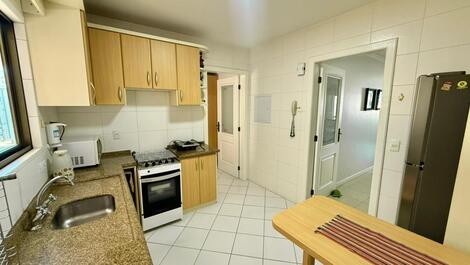 2 habitaciones, 2 baños, 1 aseo, 1 aseo