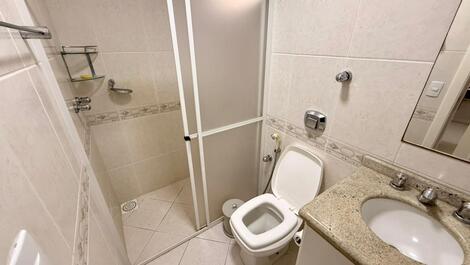 2 habitaciones, 2 baños, 1 aseo, 1 aseo