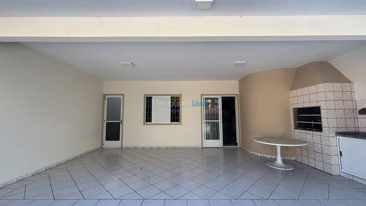 Casa para aluguel de temporada em Governador Celso Ramos (Praia de Palmas)