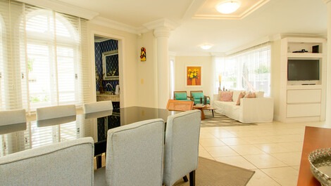 Excellent house for vacation rental in Jurerê Internacional,...