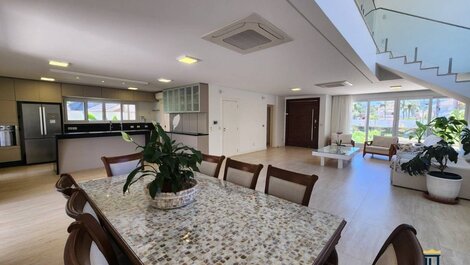 MANSION WITH 4 SEASONAL SUITES, JURERÊ INTERNACIONAL