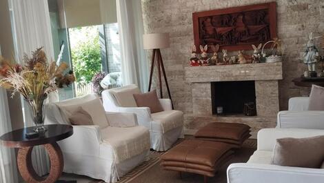Beachfront house with 4 suites on Mariscal Beach.