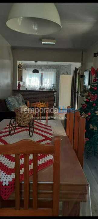 Casa para aluguel de temporada em Balneário Arroio do Silva (Golfinhos)