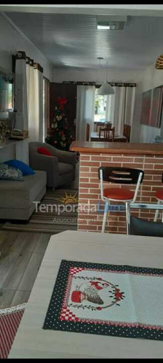 Casa para aluguel de temporada em Balneário Arroio do Silva (Golfinhos)