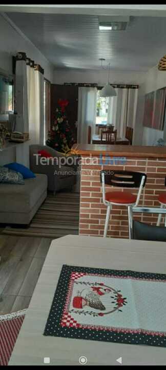 Casa para aluguel de temporada em Balneário Arroio do Silva (Golfinhos)