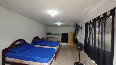  quarto família com várias camas , colchões avulsos e ventiladores