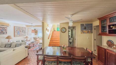 Baleia, 4 bedrooms (all en-suite), 3 parking spaces, sleeps 10.
