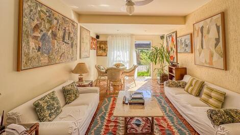 Baleia, 4 bedrooms (all en-suite), 3 parking spaces, sleeps 10.