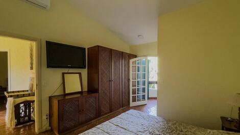 Baleia, 4 bedrooms (all en-suite), 3 parking spaces, sleeps 10.