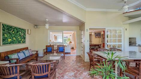 Baleia, 4 bedrooms (all en-suite), 3 parking spaces, sleeps 10.