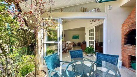 Whale, 4 bedrooms (all en-suite), shared pool, barbecue, 3 parking spaces