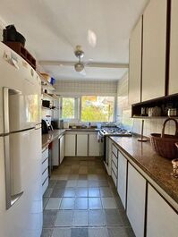 Whale, 4 bedrooms (all en-suite), shared pool, barbecue, 3 parking spaces