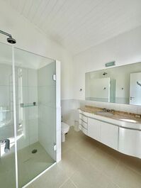 Whale, 4 bedrooms (all en-suite), shared pool, barbecue, 3 parking spaces