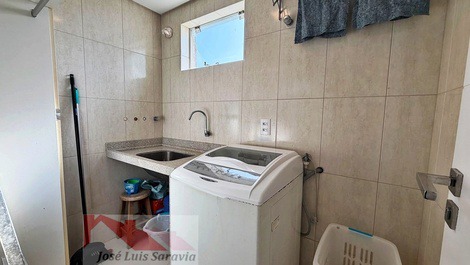 Área de serviço com máquina de lavar