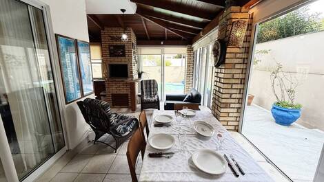 ¡Casa de 4 dormitorios y 2 suites con piscina en Jurerê Internacional!