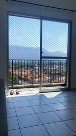Sacada grande e luminosa da sala 