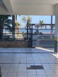 De dentro do estacionamento do prédio 
