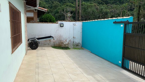 Cozy 4-bedroom house with pool, air conditioning, and Wi-Fi, 350 meters from the sea.