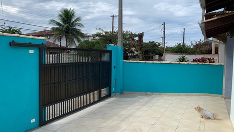 Cozy 4-bedroom house with pool, air conditioning, and Wi-Fi, 350 meters from the sea.