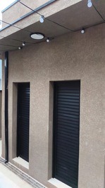Casa con piscina, panel LED y gimnasio.