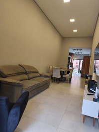 Casa con piscina, panel LED y gimnasio.