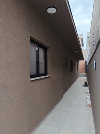 Casa con piscina, panel LED y gimnasio.
