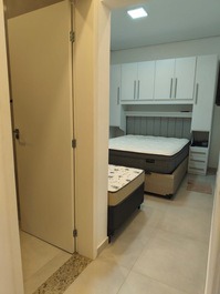 Casa con piscina, panel LED y gimnasio.