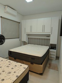 Casa con piscina, panel LED y gimnasio.