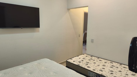 Casa con piscina, panel LED y gimnasio.