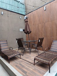 Casa con piscina, panel LED y gimnasio.