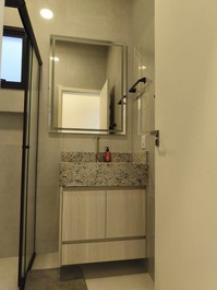 Casa con piscina, panel LED y gimnasio.