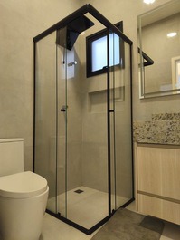 Casa con piscina, panel LED y gimnasio.