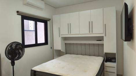 Casa con piscina, panel LED y gimnasio.