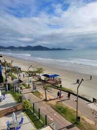 Apartamento de un dormitorio con vistas al mar.