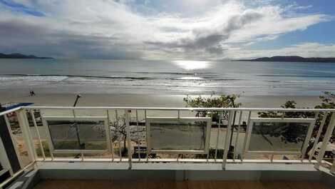 Apartamento de un dormitorio con vistas al mar.