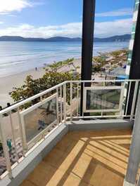 Apartamento de un dormitorio con vistas al mar.