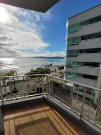 Apartamento de un dormitorio con vistas al mar.