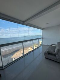 Beachfront Apartment with 3 Suites + 2 Parking Spaces