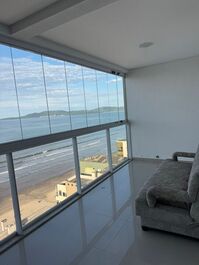 Beachfront Apartment with 3 Suites + 2 Parking Spaces