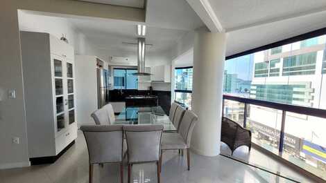 Apartment facing the avenue, 3 suites, well located!