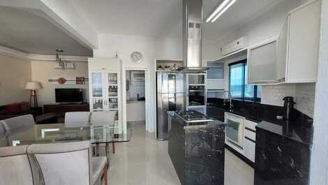 Apartment facing the avenue, 3 suites, well located!