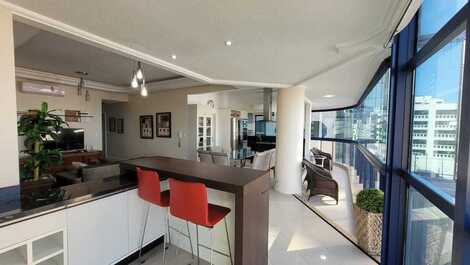Apartment facing the avenue, 3 suites, well located!