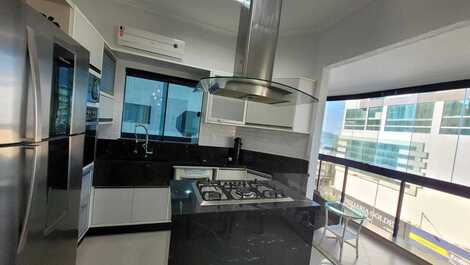 Apartment facing the avenue, 3 suites, well located!