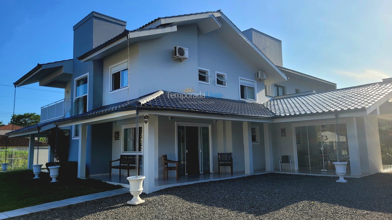 Casa para aluguel de temporada em São Francisco do Sul (Ubatuba)