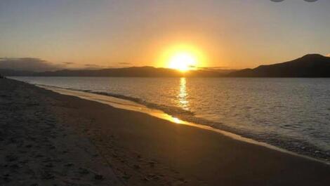 Praia em frente a propriedade