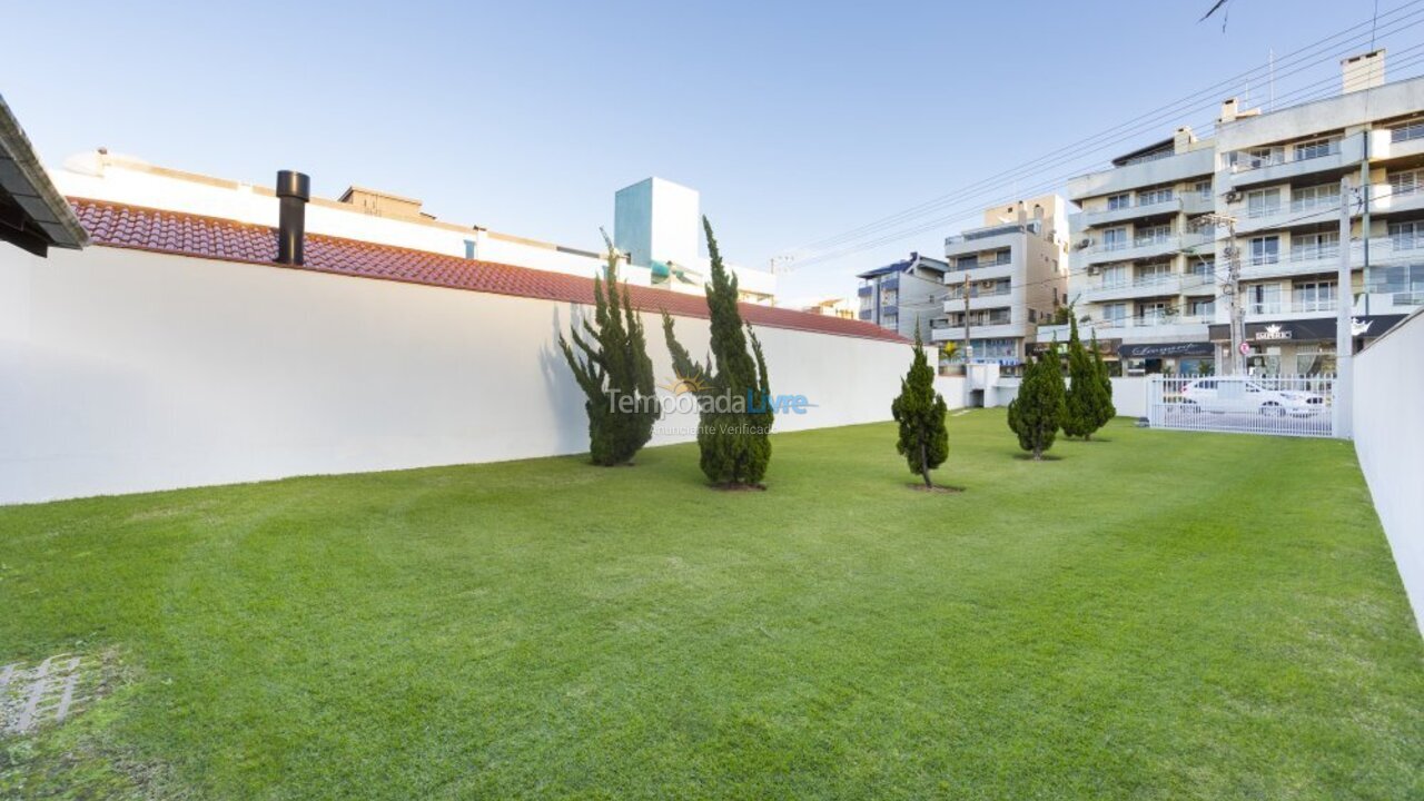 Casa para aluguel de temporada em Bombinhas (Praia de Bombas)