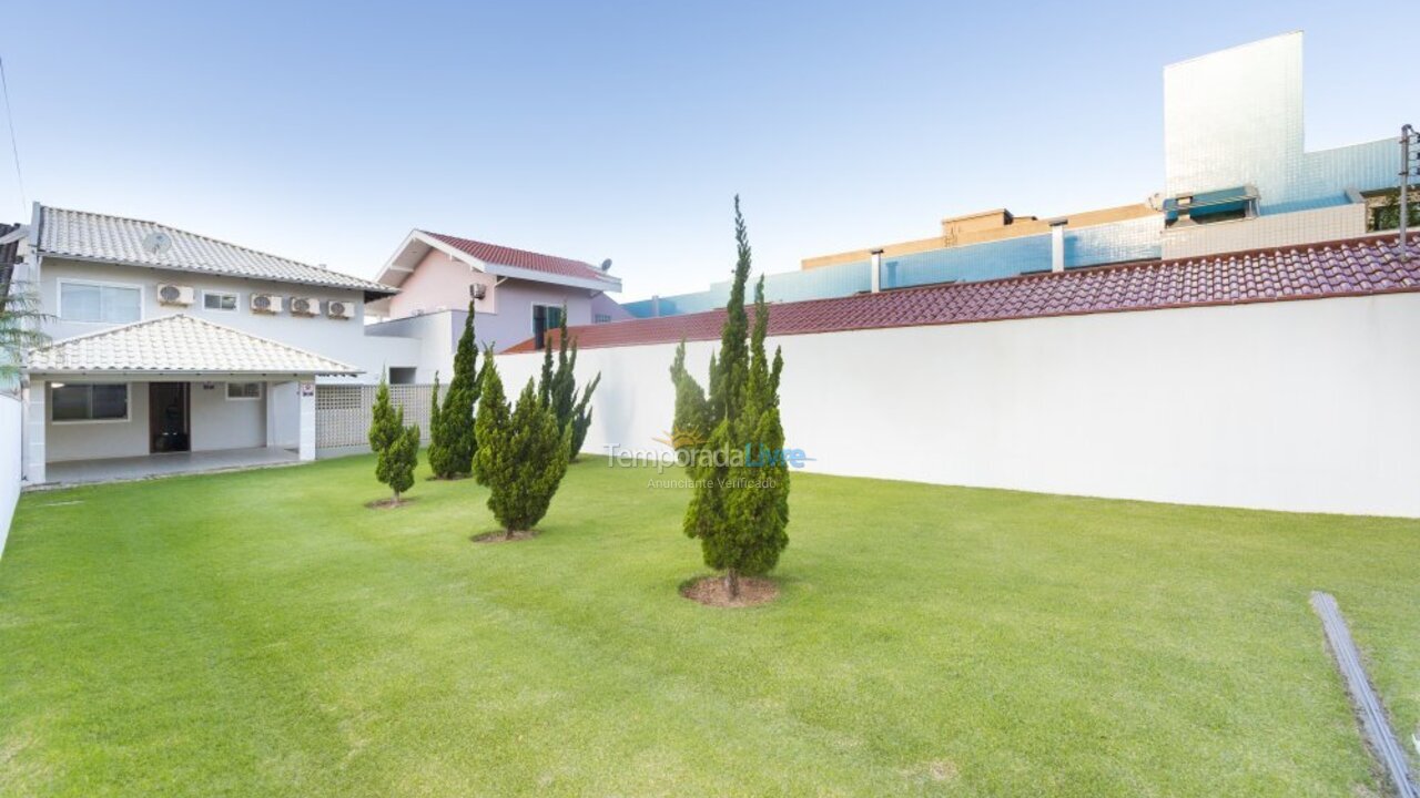 Casa para aluguel de temporada em Bombinhas (Praia de Bombas)
